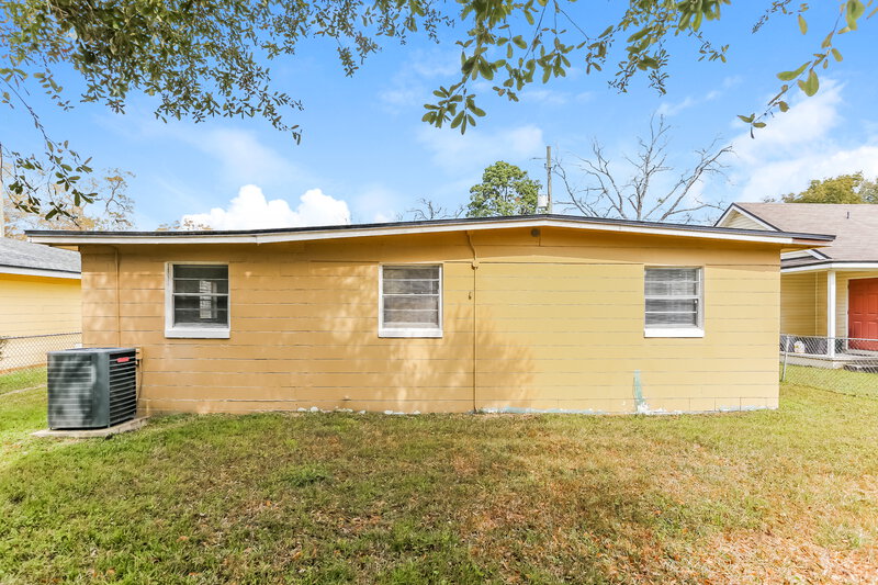 1,045/Mo, 2260 W 15th St Jacksonville, FL 32209 Rear View