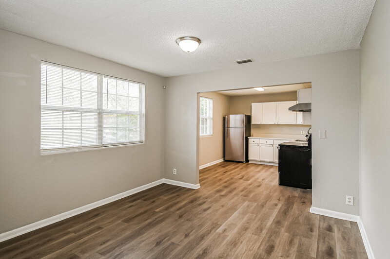 1,170/Mo, 2332 W 17th St Jacksonville, FL 32209 Living Room View 2