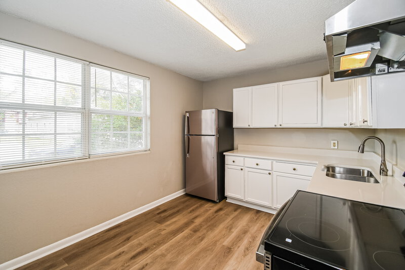 1,170/Mo, 2332 W 17th St Jacksonville, FL 32209 Kitchen View 2