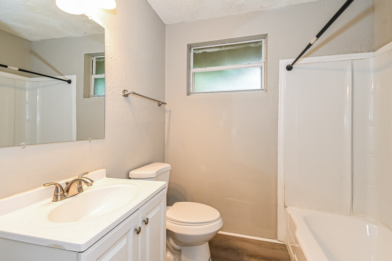 1,170/Mo, 2332 W 17th St Jacksonville, FL 32209 Main Bathroom View