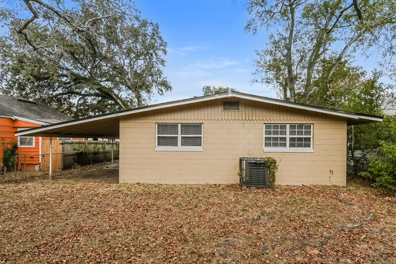 1,170/Mo, 2332 W 17th St Jacksonville, FL 32209 Rear View