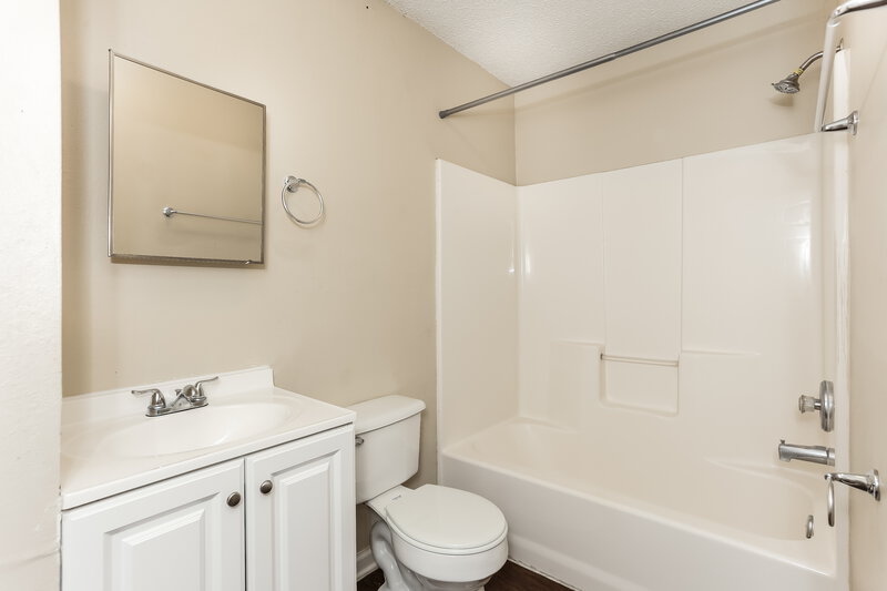 1,660/Mo, 2409 McQuade St Jacksonville, FL 32209 Main Bathroom View