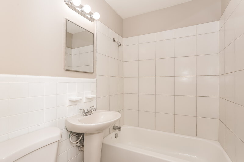 1,325/Mo, 2434 Quail Ave Jacksonville, FL 32218 Bathroom View