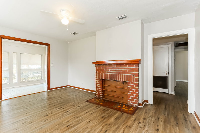 1,260/Mo, 250 W 62nd St Jacksonville, FL 32208 Living Room View 2