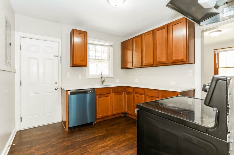 1,260/Mo, 250 W 62nd St Jacksonville, FL 32208 Kitchen View 2
