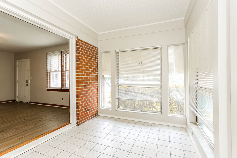 1,260/Mo, 250 W 62nd St Jacksonville, FL 32208 Sun Room View