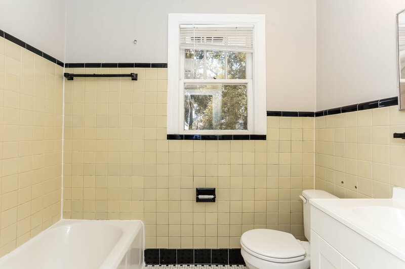 1,260/Mo, 250 W 62nd St Jacksonville, FL 32208 Main Bathroom View