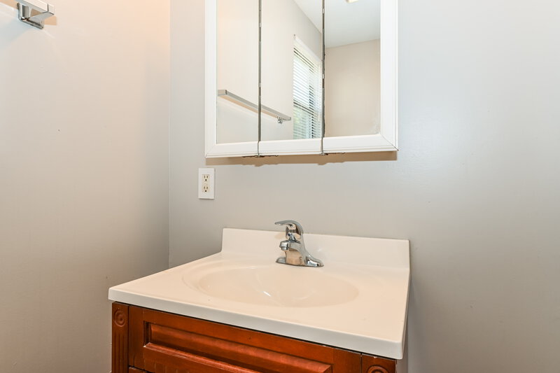 1,445/Mo, 2611 Lowes Pl Jacksonville, FL 32208 Main Bathroom View