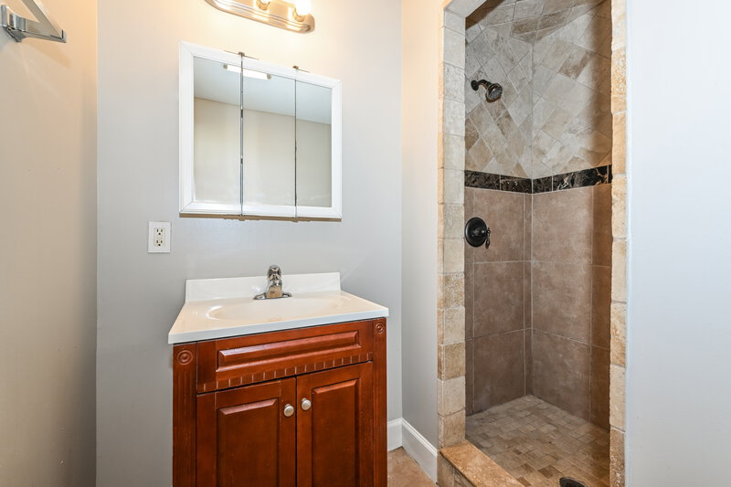 1,445/Mo, 2611 Lowes Pl Jacksonville, FL 32208 Main Bathroom View 2