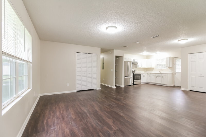 2,110/Mo, 2871 W 8th St Jacksonville, FL 32254 Living Room View