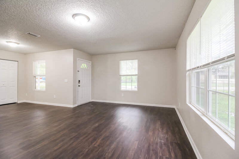 2,110/Mo, 2871 W 8th St Jacksonville, FL 32254 Living Room View 2