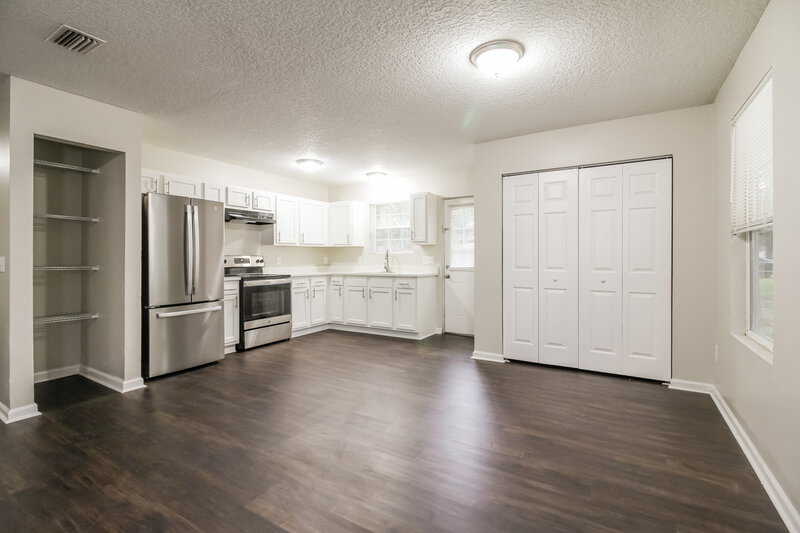 2,110/Mo, 2871 W 8th St Jacksonville, FL 32254 Dining Room View 2