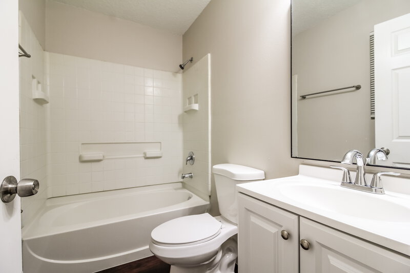 2,110/Mo, 2871 W 8th St Jacksonville, FL 32254 Main Bathroom View