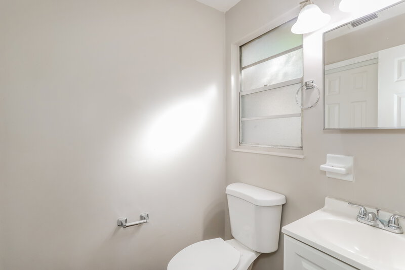 1,175/Mo, 2966 W 5th St Jacksonville, FL 32254 Main Bathroom View