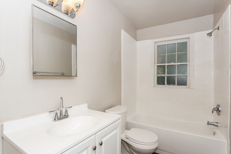 1,370/Mo, 2969 Myra St Jacksonville, FL 32205 Main Bathroom View