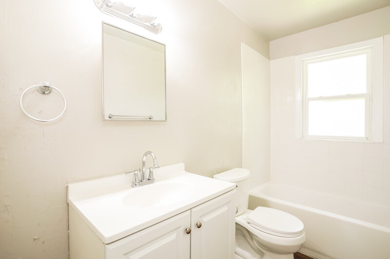 0/Mo, 2969 Myra St Jacksonville, FL 32205 Bathroom View