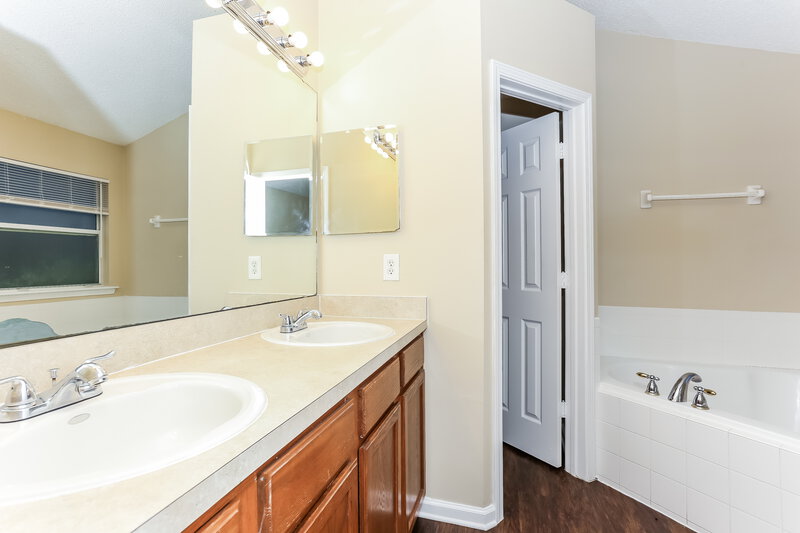1,685/Mo, 2984 Centerwood Dr Jacksonville, FL 32218 Main Bathroom View
