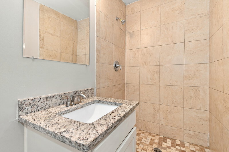 1,940/Mo, 3018 Carrevero Dr W Jacksonville, FL 32216 Primary Bathroom View