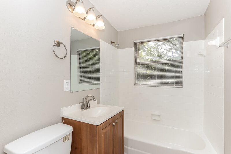 1,240/Mo, 3045 W 15th St Jacksonville, FL 32254 Bathroom View