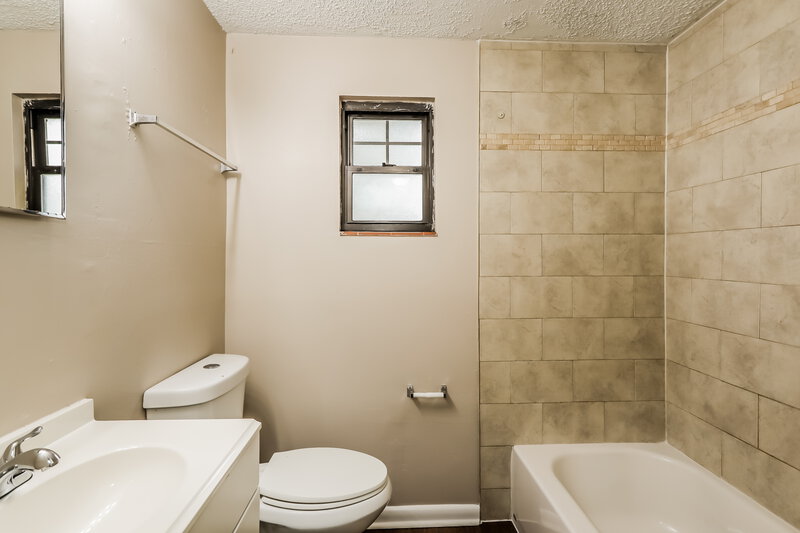 1,850/Mo, 310 Toccoa Rd Orange Park, FL 32073 Bathroom View