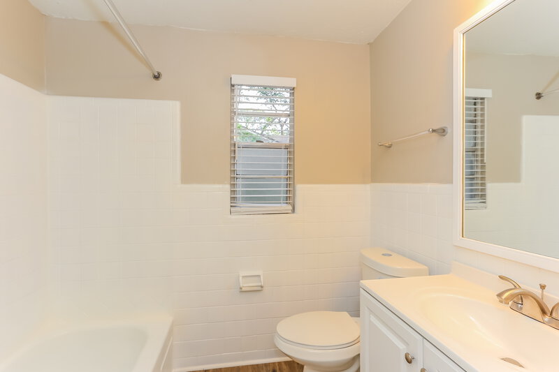 1,305/Mo, 3118 Phyllis St Jacksonville, FL 32205 Main Bathroom View