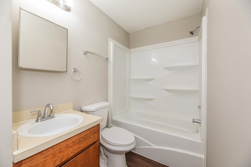 1,420/Mo, 3313 Fitzgerald St Jacksonville, FL 32254 Main Bathroom View