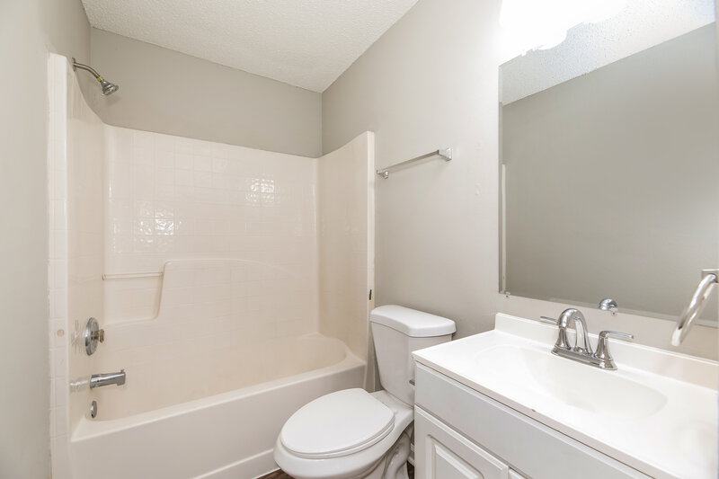 1,420/Mo, 3313 Fitzgerald St Jacksonville, FL 32254 Bathroom View