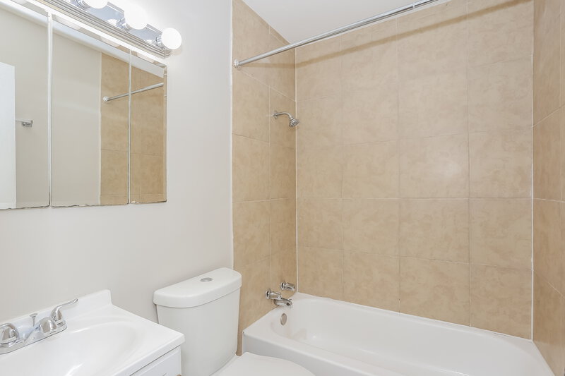 1,320/Mo, 3322 Lane Ave N Jacksonville, FL 32254 Bathroom View