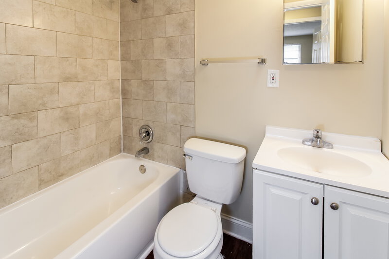 1,600/Mo, 3427 Clyde Dr Jacksonville, FL 32208 Main Bathroom View
