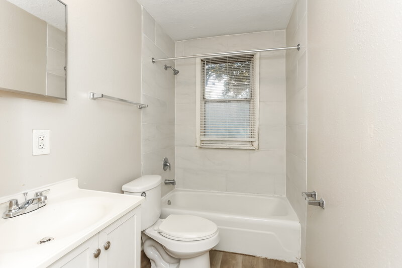 1,795/Mo, 3558 Dellwood Ave Jacksonville, FL 32205 Main Bathroom View