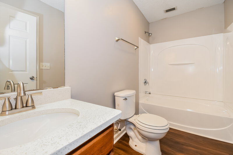1,530/Mo, 3633 Drew St Jacksonville, FL 32207 Main Bathroom View