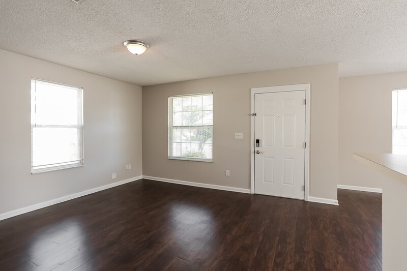 1,400/Mo, 3668 Wood Creek Ln Jacksonville, FL 32206 Living Room View 2