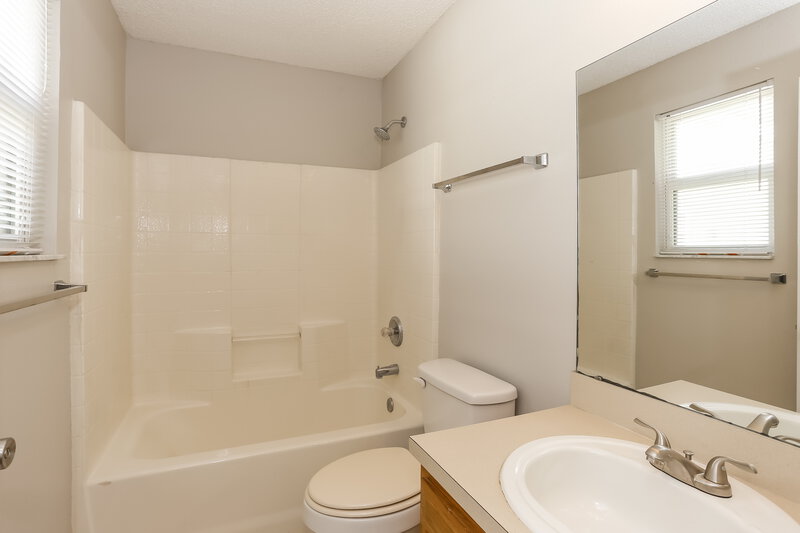 1,400/Mo, 3668 Wood Creek Ln Jacksonville, FL 32206 Main Bathroom View