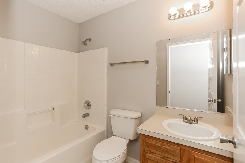 1,400/Mo, 3668 Wood Creek Ln Jacksonville, FL 32206 Bathroom View