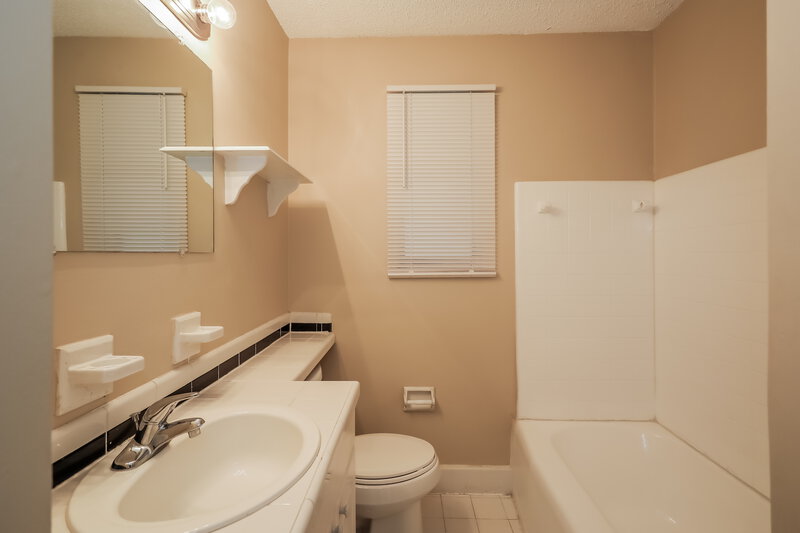 2,020/Mo, 3711 Jammes Rd Jacksonville, FL 32210 Main Bathroom View