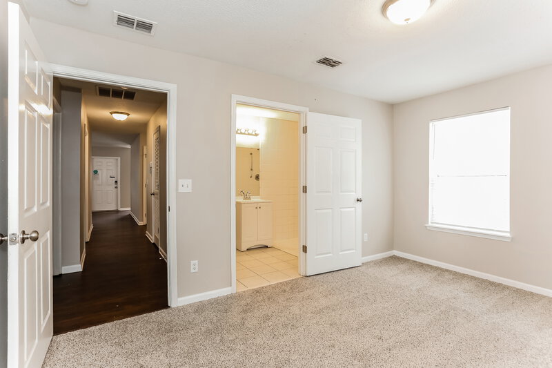 1,930/Mo, 3747 Peachtree St Jacksonville, FL 32206 Main Bedroom View 2
