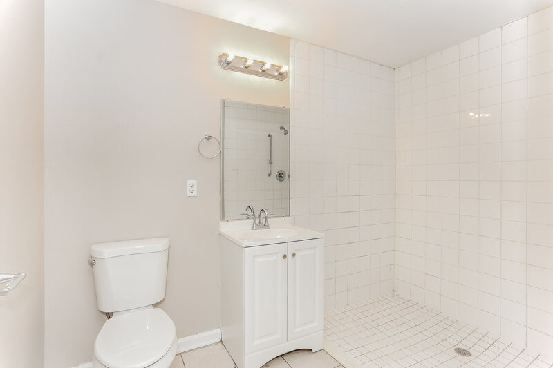 1,930/Mo, 3747 Peachtree St Jacksonville, FL 32206 Main Bathroom View