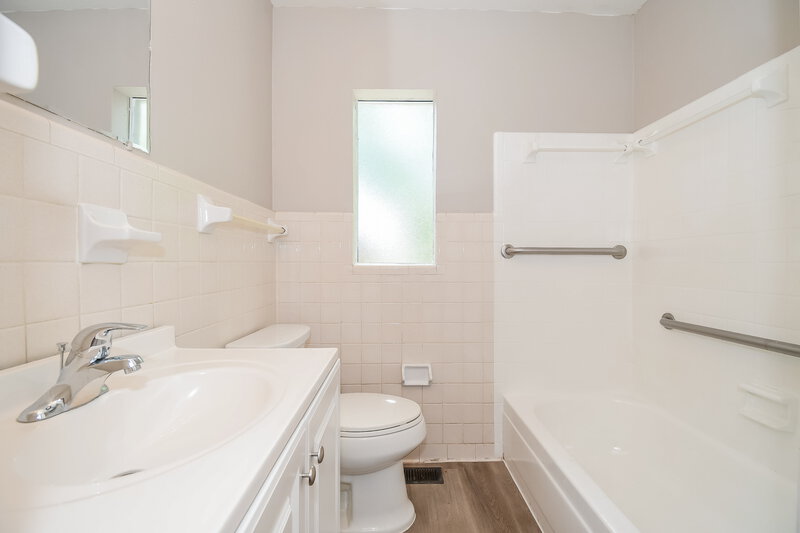 1,370/Mo, 3910 Jammes Rd Jacksonville, FL 32210 Bathroom View