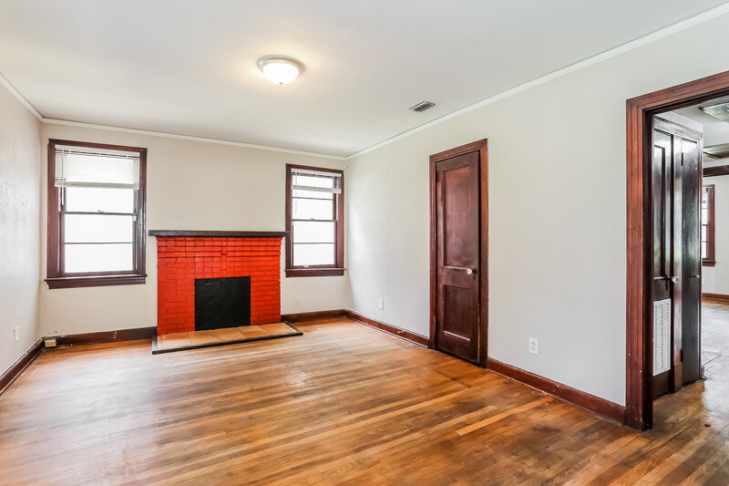 1,055/Mo, 403 W 63rd St Jacksonville, FL 32208 Living Room View 2