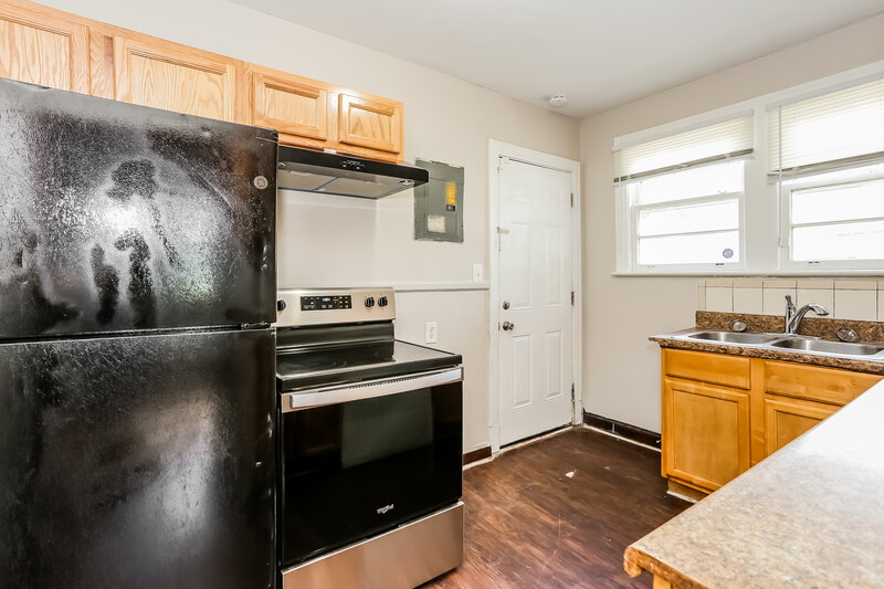 1,055/Mo, 403 W 63rd St Jacksonville, FL 32208 Kitchen View 2
