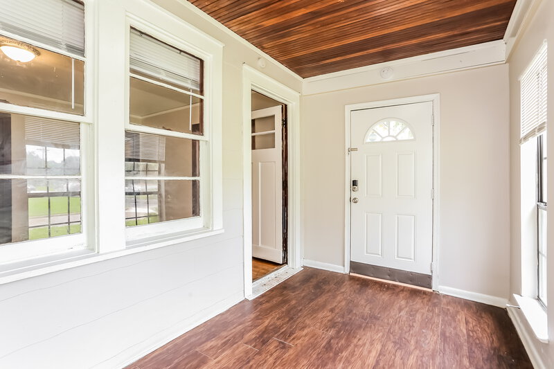 1,055/Mo, 403 W 63rd St Jacksonville, FL 32208 Sun Room View