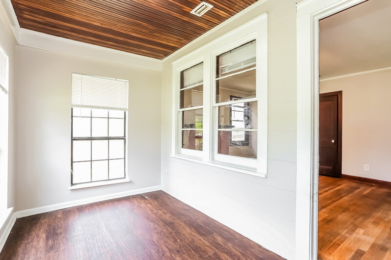1,055/Mo, 403 W 63rd St Jacksonville, FL 32208 Sun Room View 2
