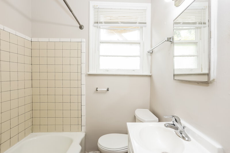 1,055/Mo, 403 W 63rd St Jacksonville, FL 32208 Bathroom View