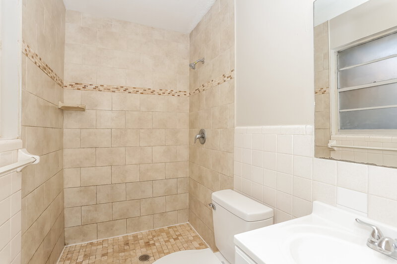 1,765/Mo, 4407 Argentine Dr N Jacksonville, FL 32217 Main Bathroom View