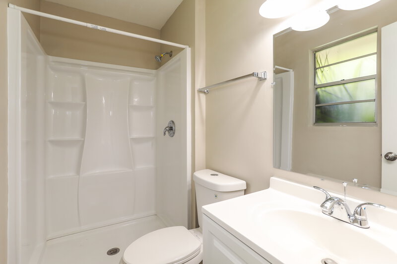 1,745/Mo, 4415 Argentine Dr N Jacksonville, FL 32217 Main Bathroom View