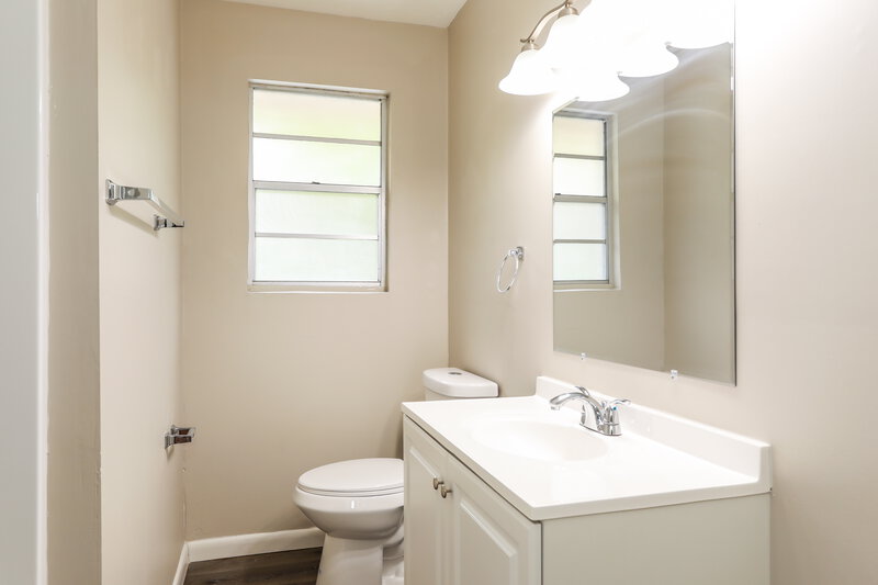 1,745/Mo, 4415 Argentine Dr N Jacksonville, FL 32217 Bathroom View