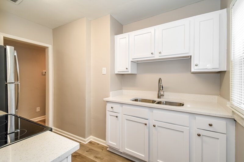 1,300/Mo, 4761 Cambridge Rd Jacksonville, FL 32210 Kitchen View