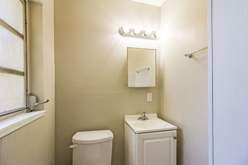 1,340/Mo, 4815 Andromeda Rd Jacksonville, FL 32210 Main Bathroom View