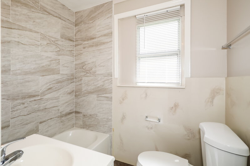 1,610/Mo, 501 Aiken Rd Jacksonville, FL 32216 Bathroom View