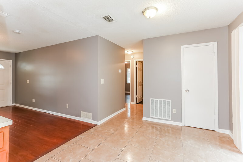 1,370/Mo, 5049 Yearling Ln Jacksonville, FL 32210 Living Room View 4